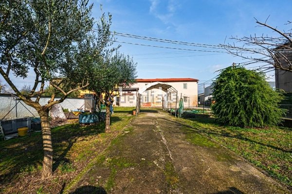 casa indipendente in vendita a Quarrata in zona Valenzatico