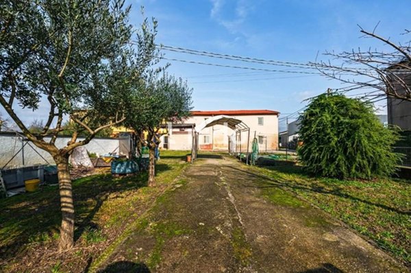 casa indipendente in vendita a Quarrata in zona Valenzatico