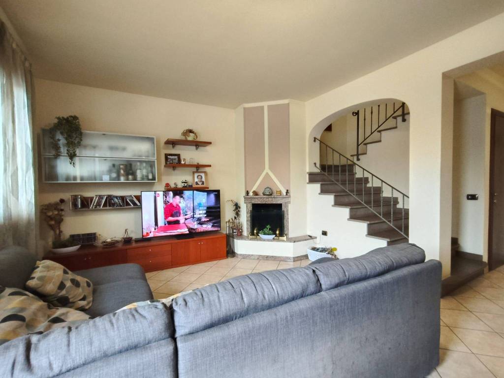 casa indipendente in vendita a Quarrata in zona Catena