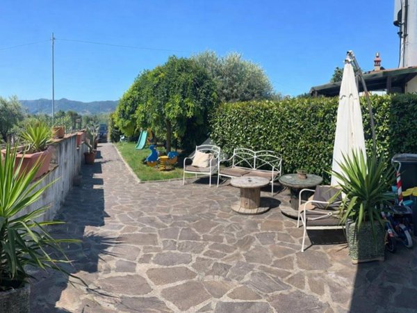 casa indipendente in vendita a Quarrata in zona Valenzatico