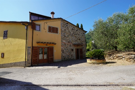 casa indipendente in vendita a Quarrata in zona Montemagno
