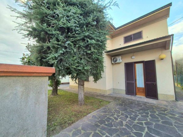 casa indipendente in vendita a Quarrata in zona Ferruccia