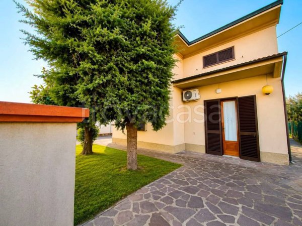 casa indipendente in vendita a Quarrata in zona Ferruccia