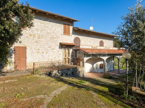 casa indipendente in vendita a Quarrata in zona Tizzana