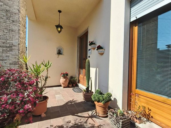 casa indipendente in vendita a Quarrata in zona Catena