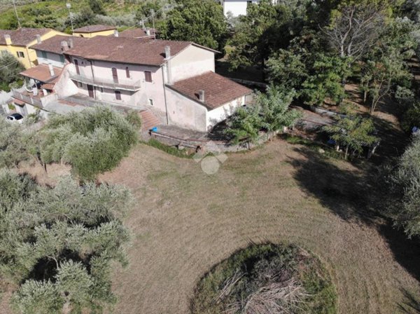 casa indipendente in vendita a Quarrata in zona Tizzana