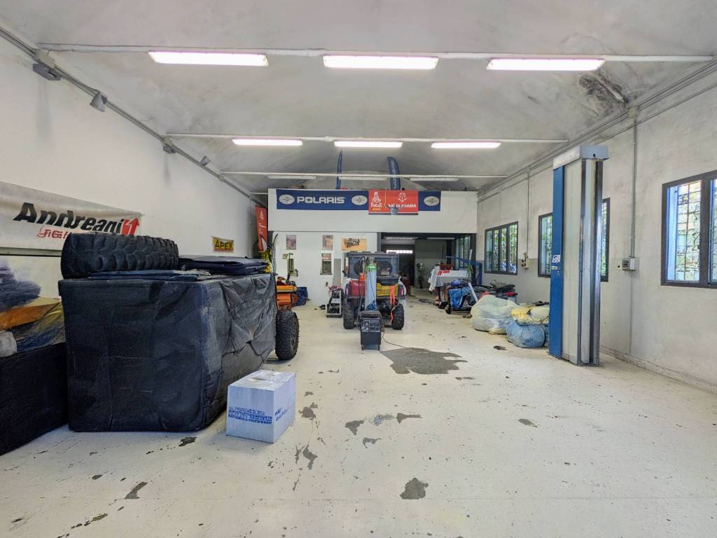 locale commerciale in vendita a Quarrata