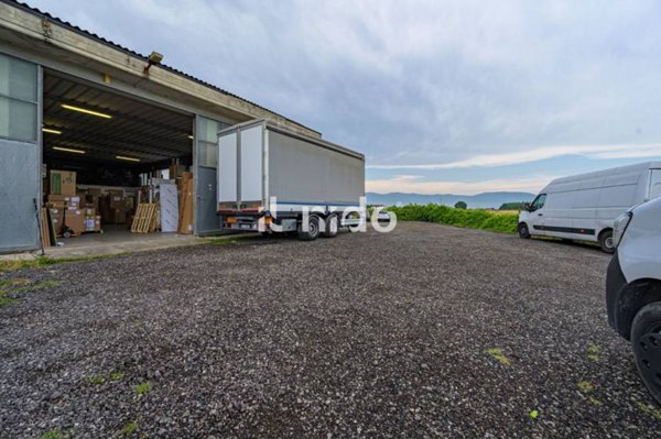 locale commerciale in vendita a Quarrata in zona Casini