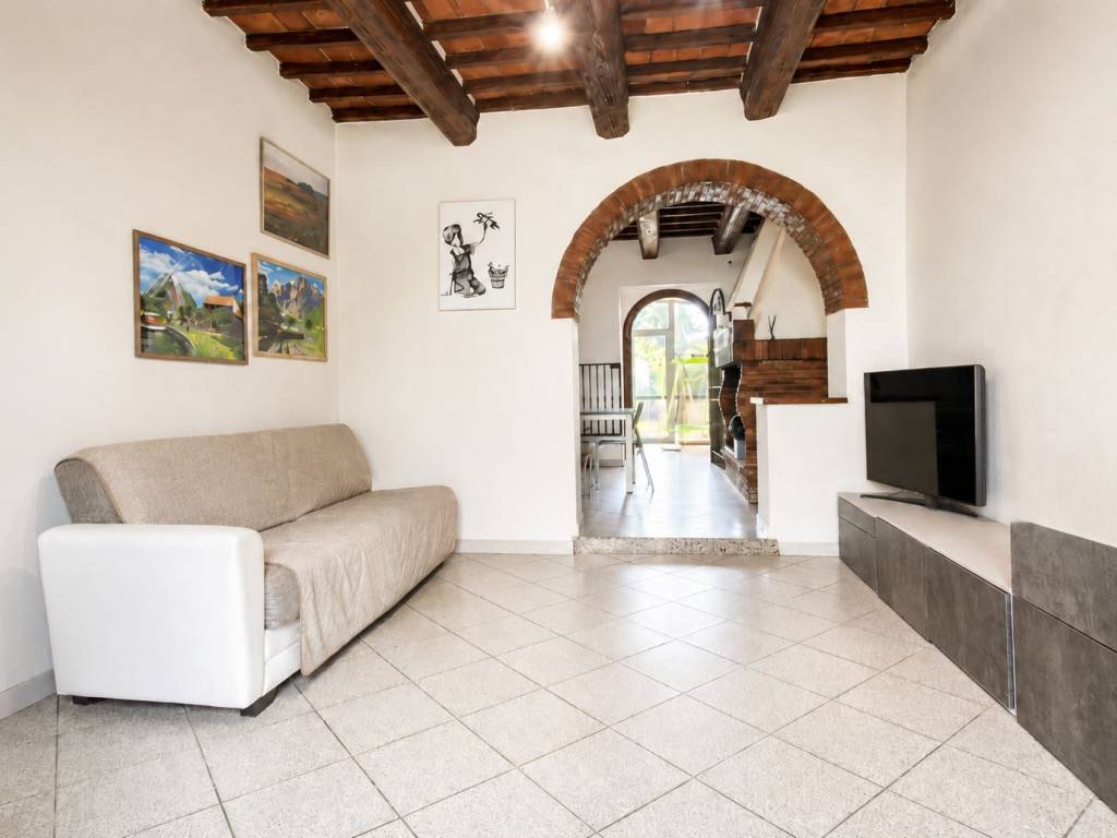 casa indipendente in vendita a Quarrata in zona Catena