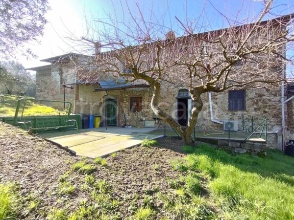 casa indipendente in vendita a Quarrata in zona Buriano