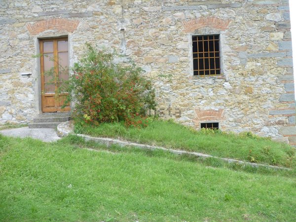 casa indipendente in vendita a Quarrata in zona Lucciano