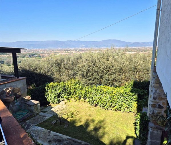 casa indipendente in vendita a Quarrata in zona Tizzana