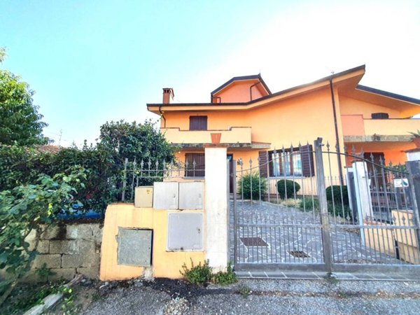 casa indipendente in vendita a Quarrata in zona Caserana