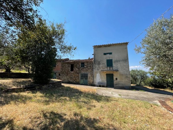 casale in vendita a Quarrata in zona Lucciano