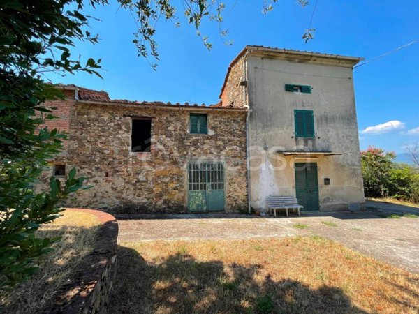 casa indipendente in vendita a Quarrata in zona Lucciano