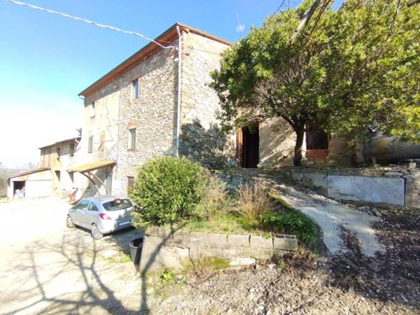 casa indipendente in vendita a Quarrata in zona Buriano