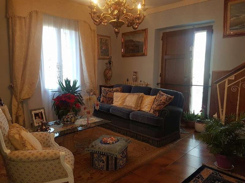 casa indipendente in vendita a Quarrata in zona Lucciano