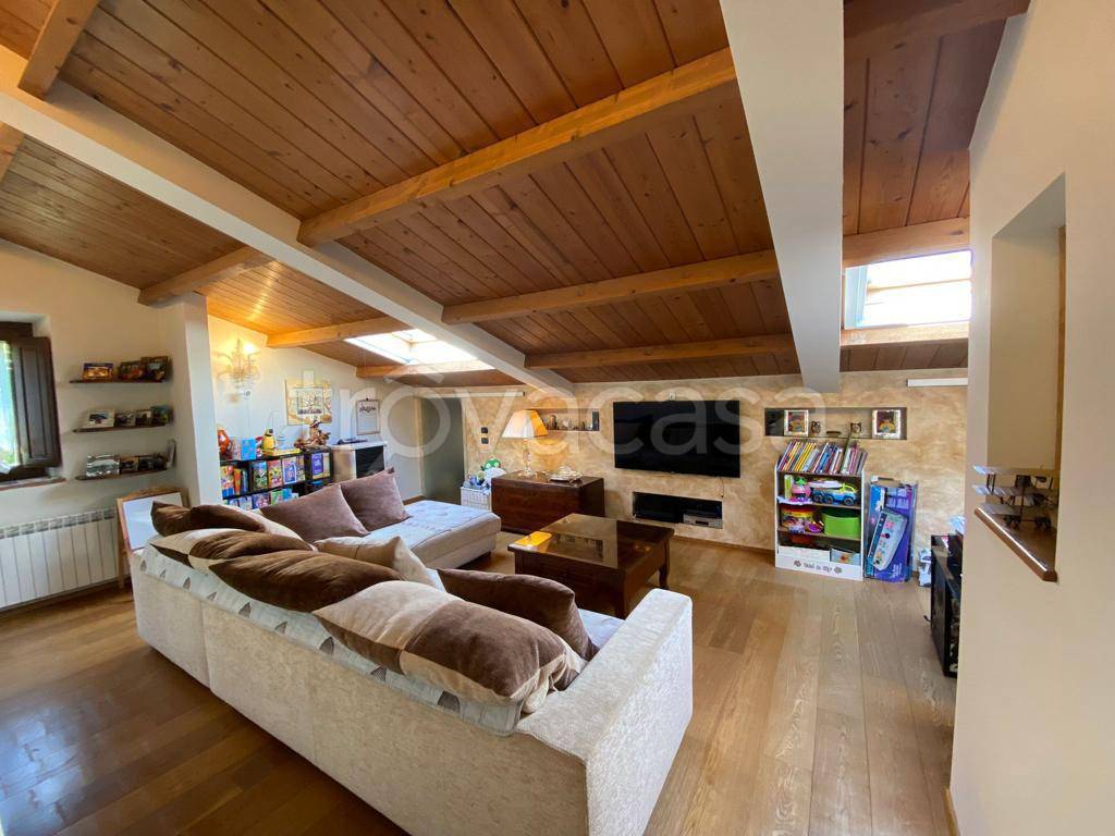 casa indipendente in vendita a Serravalle Pistoiese in zona Vinacciano