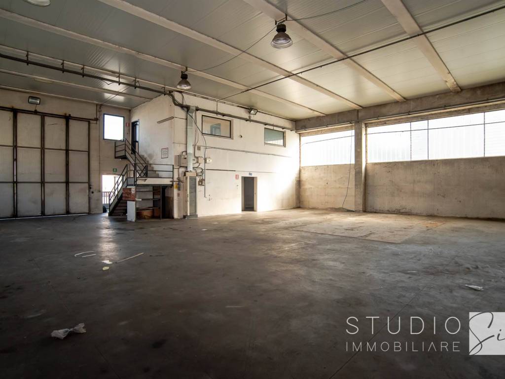 locale commerciale in vendita a Serravalle Pistoiese in zona Casalguidi