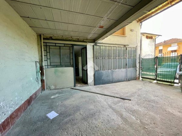 locale commerciale in vendita a Serravalle Pistoiese in zona Ponte di Serravalle