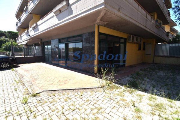 negozio in vendita ad Uzzano in zona Santa Lucia
