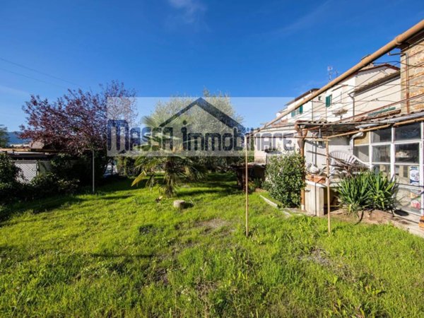 casa indipendente in vendita ad Uzzano in zona Santa Lucia