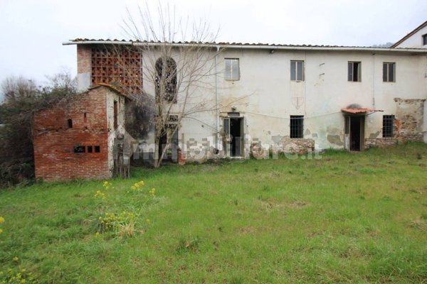 esavano in vendita ad Uzzano in zona Fornaci