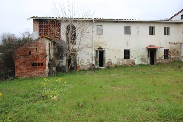 esavano in vendita ad Uzzano in zona Fornaci