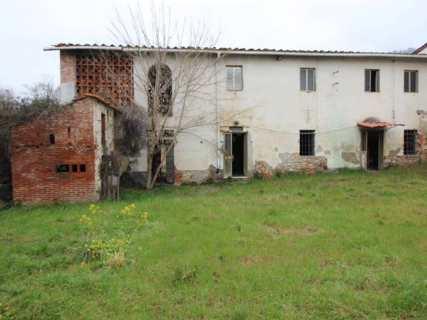 esavano in vendita ad Uzzano in zona Fornaci