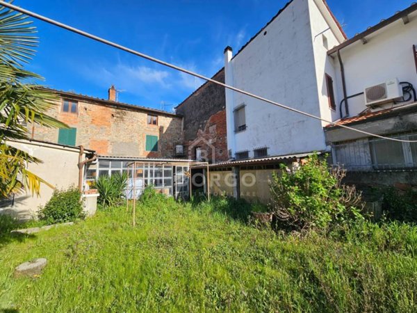 casa indipendente in vendita ad Uzzano in zona Santa Lucia
