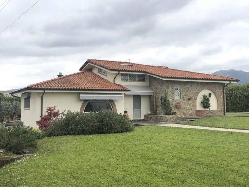 casa indipendente in vendita ad Uzzano in zona Santa Lucia