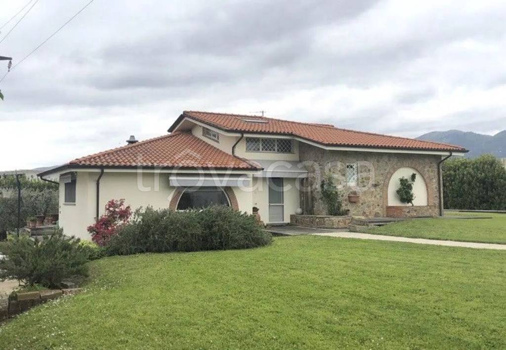 casa indipendente in vendita ad Uzzano in zona Santa Lucia
