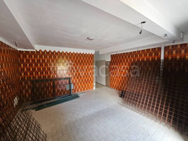 negozio in vendita ad Uzzano in zona Santa Lucia