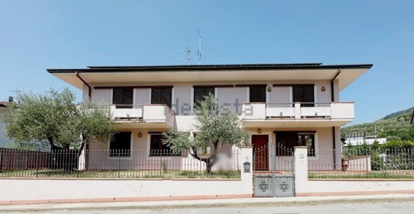 casa indipendente in vendita ad Uzzano in zona Santa Lucia
