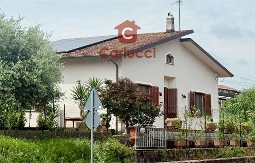 casa indipendente in vendita ad Uzzano in zona Santa Lucia