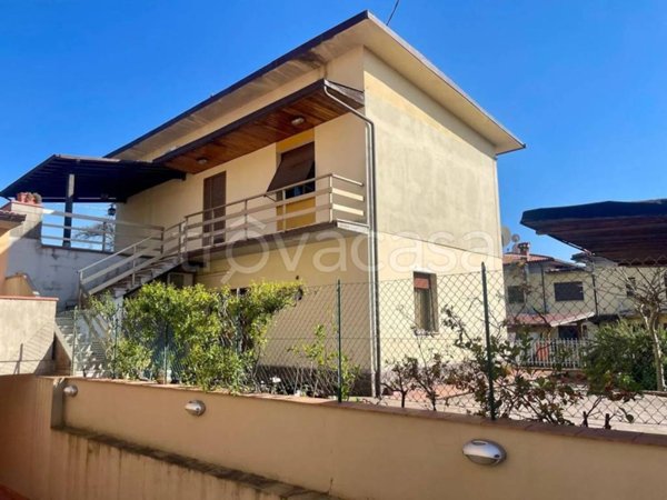casa indipendente in vendita ad Uzzano in zona Santa Lucia