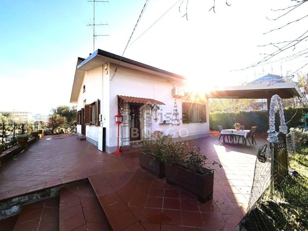casa indipendente in vendita ad Uzzano in zona Santa Lucia