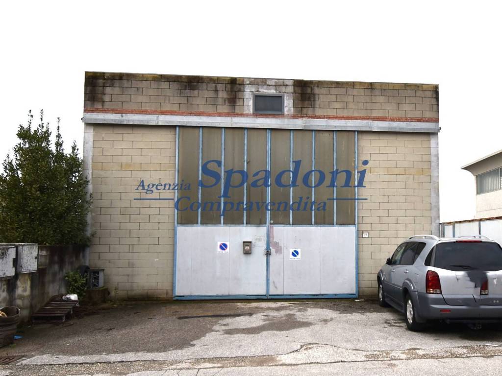 locale commerciale in vendita ad Uzzano in zona Santa Lucia