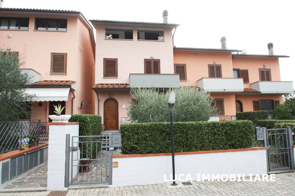 casa indipendente in vendita ad Uzzano in zona Santa Lucia