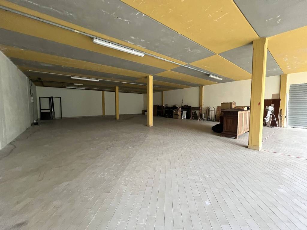 locale commerciale in vendita ad Uzzano in zona Santa Lucia