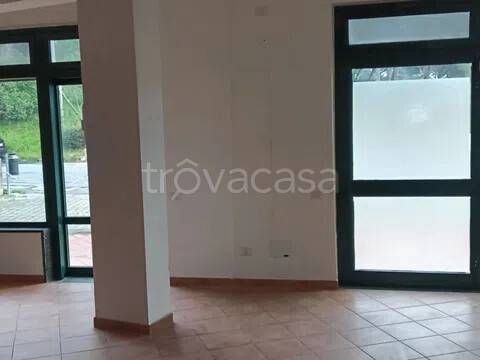 negozio in vendita ad Uzzano in zona Santa Lucia