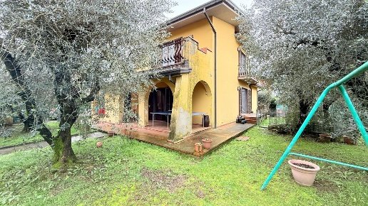 casa indipendente in vendita ad Uzzano in zona Torricchio