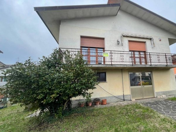casa indipendente in vendita ad Uzzano in zona Santa Lucia