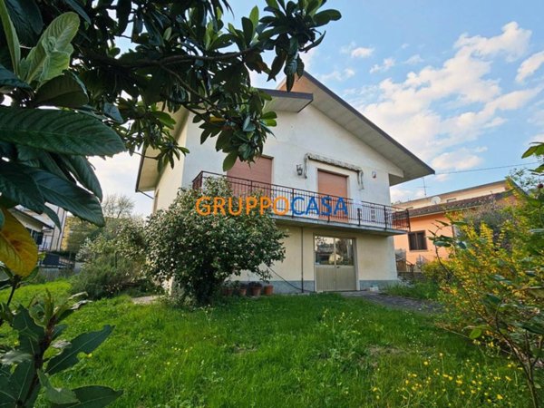 casa indipendente in vendita ad Uzzano in zona Santa Lucia