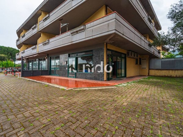 negozio in vendita ad Uzzano in zona Santa Lucia