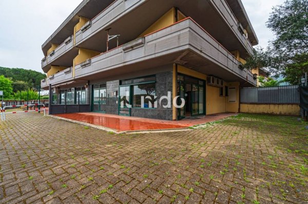 negozio in vendita ad Uzzano in zona Santa Lucia