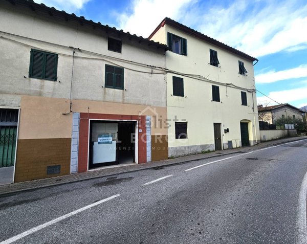 negozio in vendita ad Uzzano in zona Santa Lucia