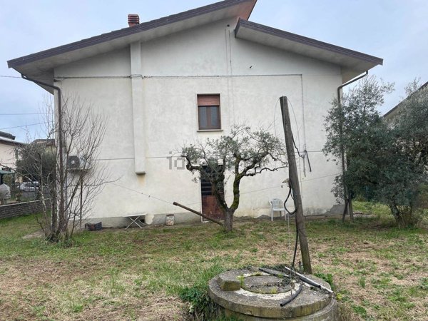 casa indipendente in vendita ad Uzzano in zona Santa Lucia