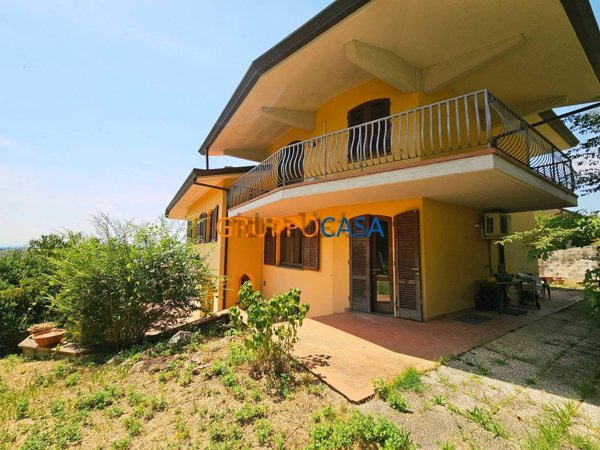 casa indipendente in vendita ad Uzzano in zona Santa Lucia