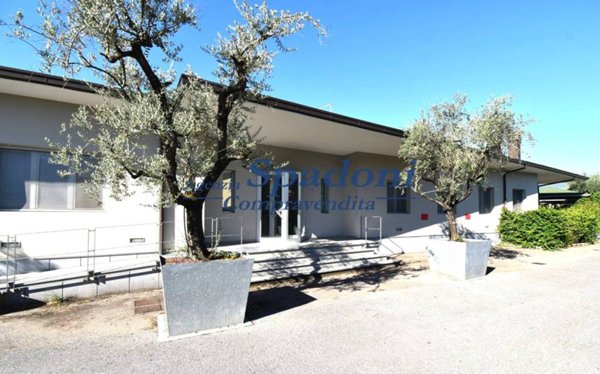 locale commerciale in vendita ad Uzzano in zona Santa Lucia